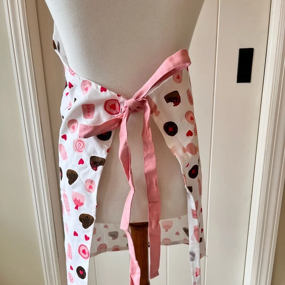 Martha Stewart Candy Apron and Hot Pad/Oven Mitt bundle set‎